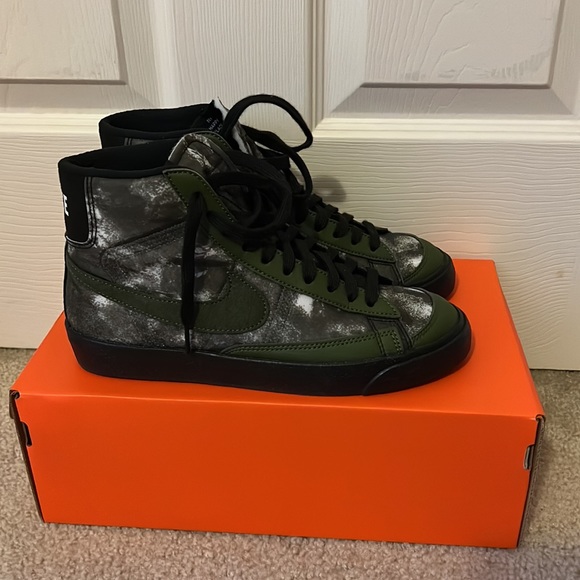 Custom made “Nike Blazer Mid '77” sneakers. - Picture 4 of 5